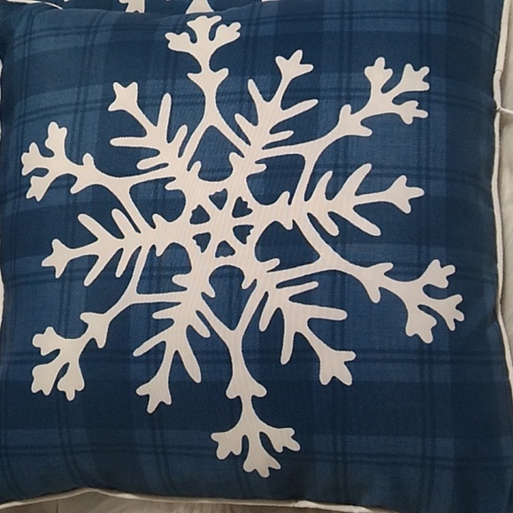 Let It Snow Pair Of Throw Pillows Removed Tags Never Used - Picture 5 of 8